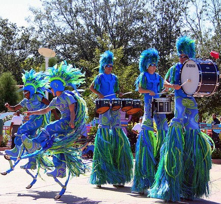 07-stilts-show